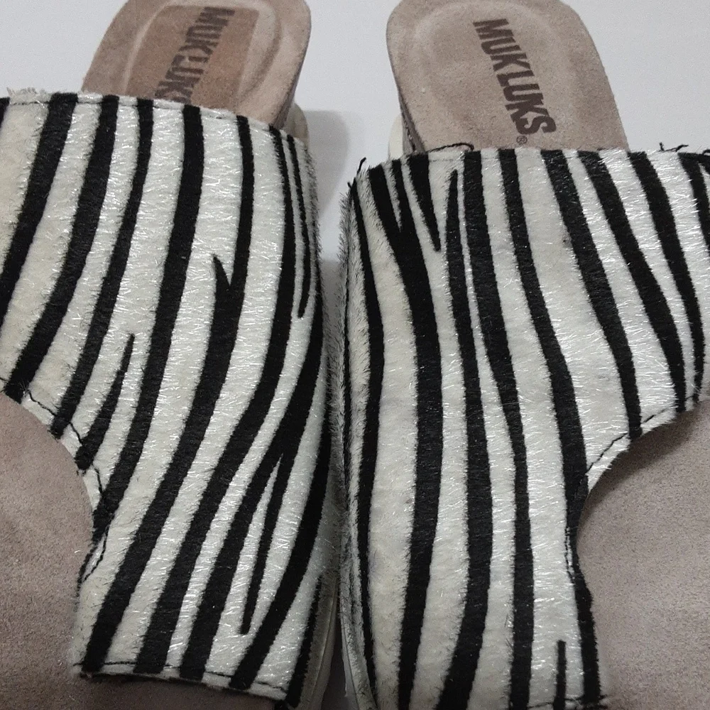 MUKLUKS Zebra Black and White Print‎ Pitch Duet Wedge Sandal